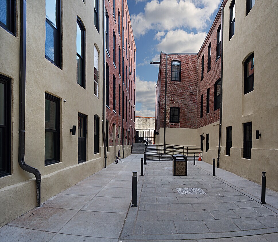 Primary Photo - 1136 N American St
