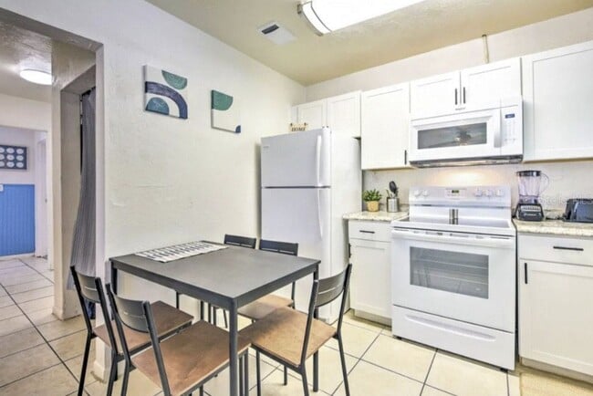 Building Photo - 2/1 unfurnished duplex in convenient location and fenced yard- pet friendly!