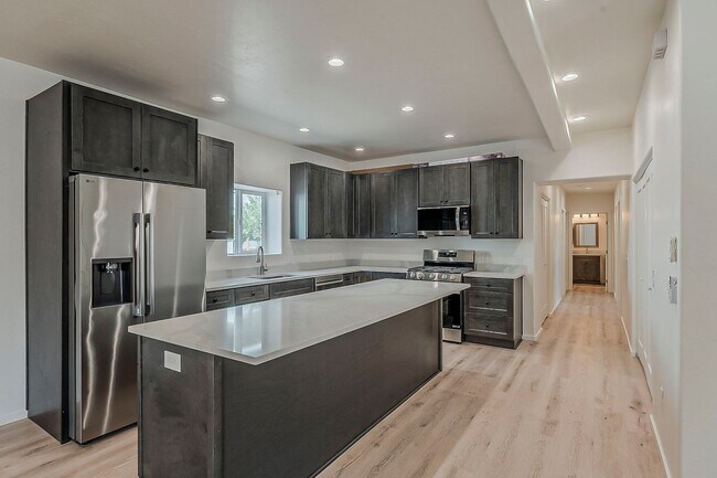 Foto del edificio - 1625 E 8th St