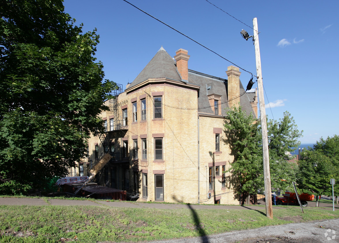 Building Photo - Munger Terrace Apts