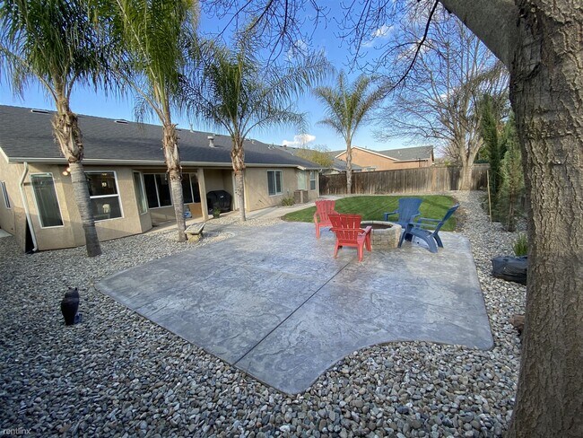 Building Photo - 4 br, 2 bath House - 1077 W Julia Way
