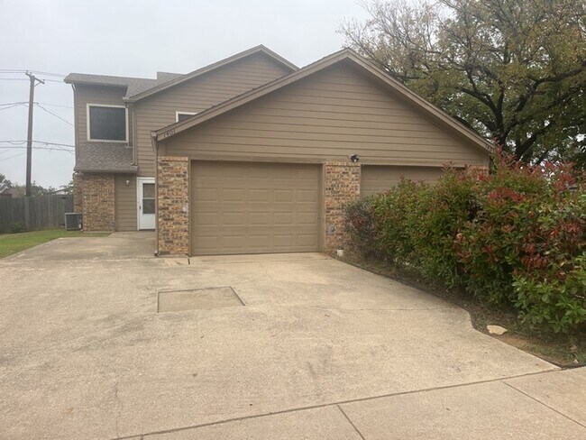 Foto del edificio - Beautiful 3 bedroom townhome! Master downstairs Large living room, wet bar, Garage! Coming soon i...