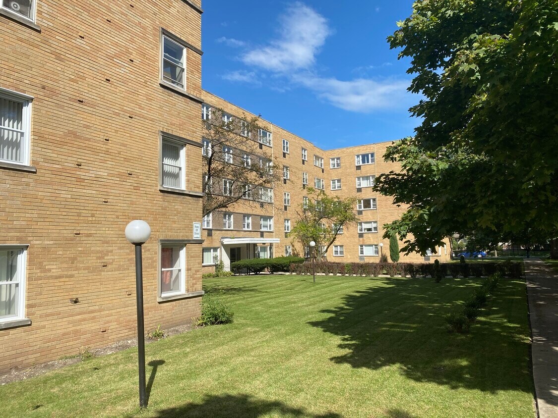 Foto principal - 6160 N Damen Ave