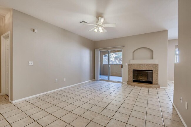 Foto del edificio - 3 Bedroom Town house in a Guard gated Summ...