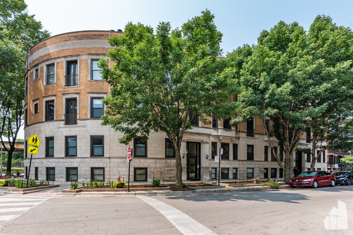 Primary Photo - 4214 N Kenmore Ave