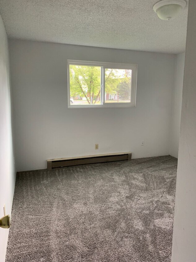 Building Photo - 2 bedroom 1 bathroom duplex - South Suburbs