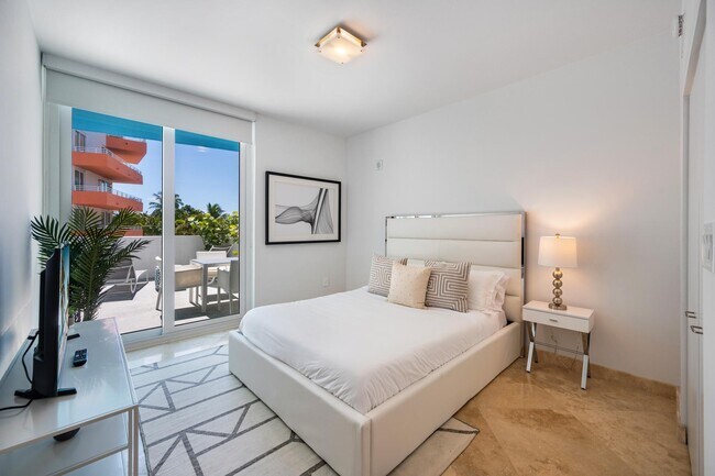 Building Photo - 225 Collins Ave