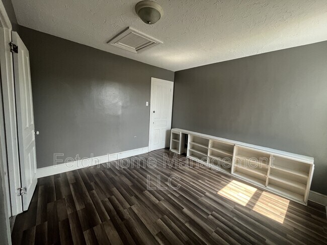 Foto del edificio - 106 S Pershing Ave