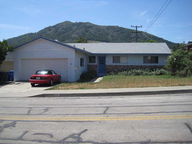 Foto del edificio - 4 bed 3 baths!  House ideally located close to campus, shopping, Bishop Peak
