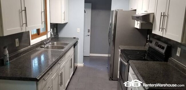 Foto del edificio - Available Now = 4 Bedroom 2 Bath Updated H...