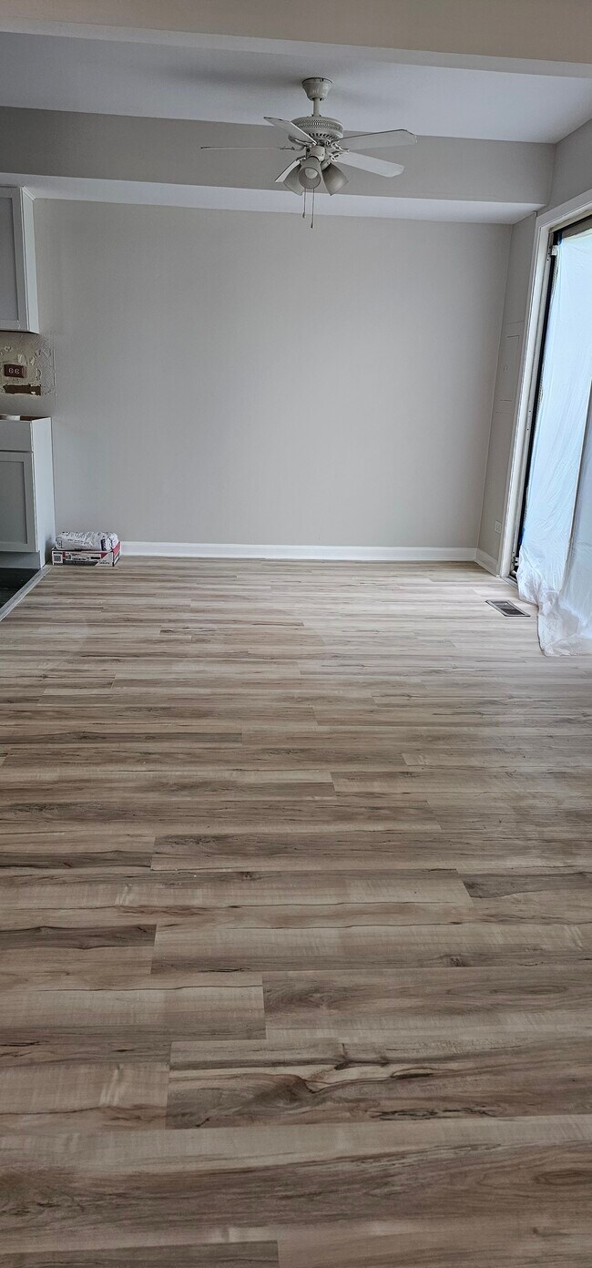 Comedor - 115 Hazelnut Dr