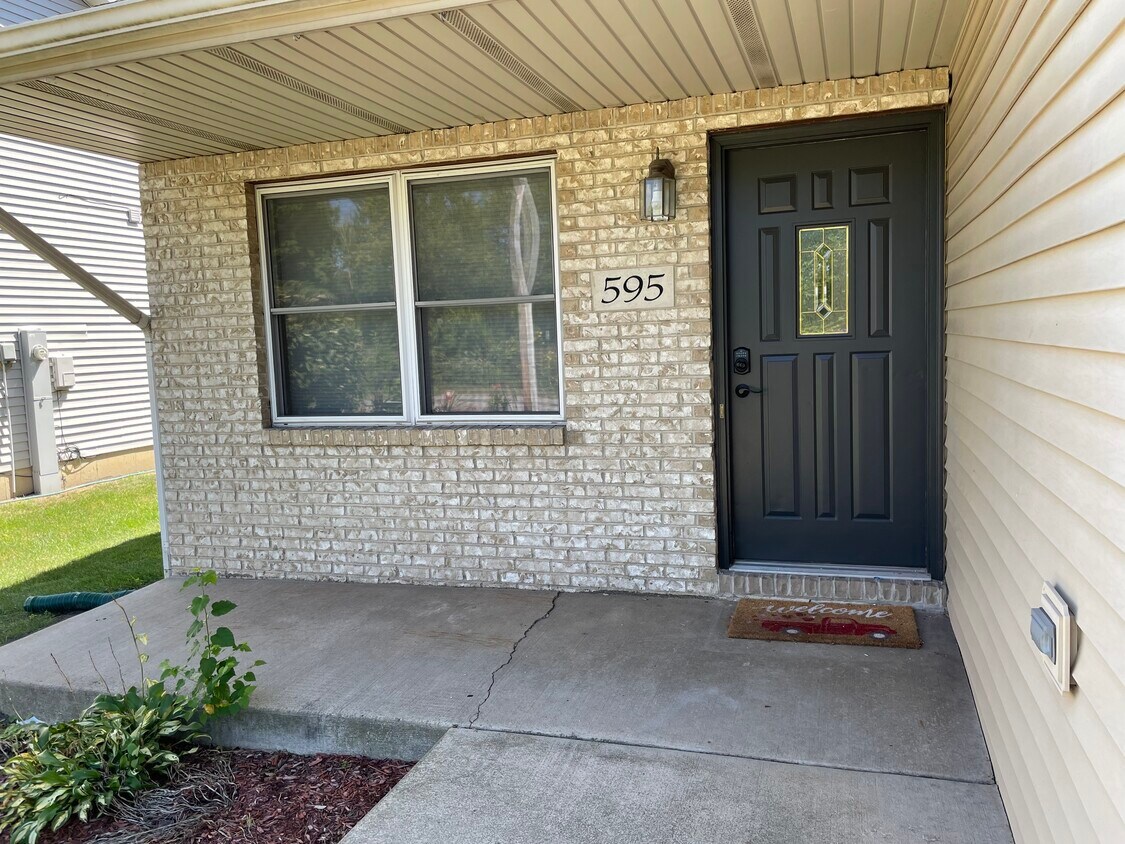 597 Wood St, Porter, IN 46304 Townhome Rentals in Porter IN