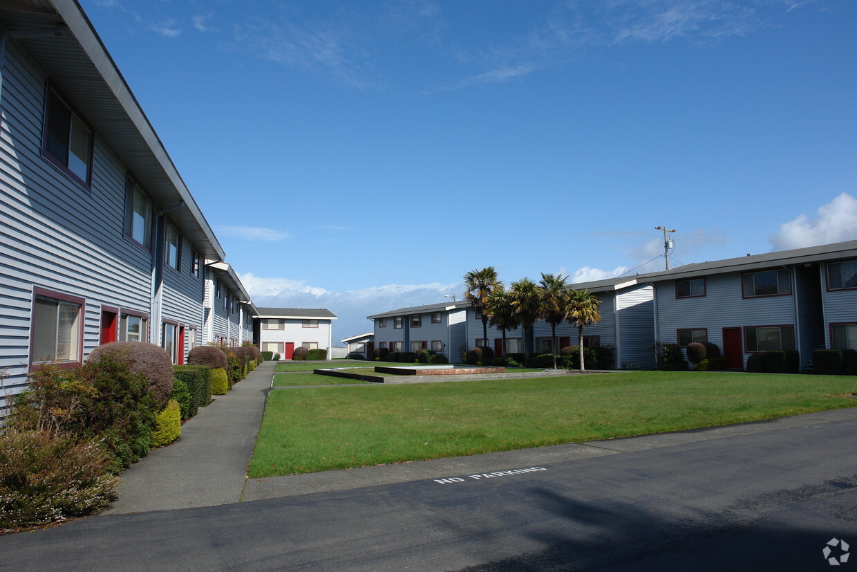 Primary Photo - Fountainbleau Apartments