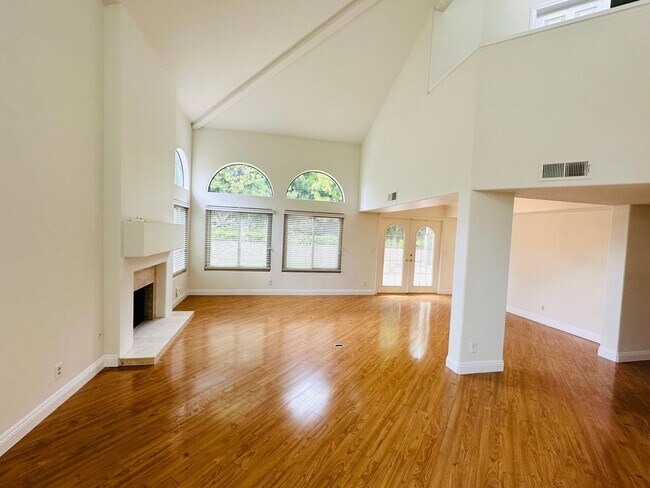 Foto del edificio - Luxury Remodeled 4 Bedroom Residence in a Prime Central Location
