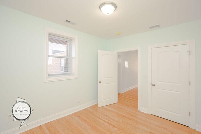 Building Photo - 4454 W Diversey Ave