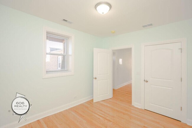 Foto del edificio - 4456 W Diversey Ave