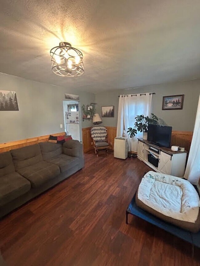 Building Photo - AVAILABLE NOW - 2 Bedroom, 1 Bath Two Harb...
