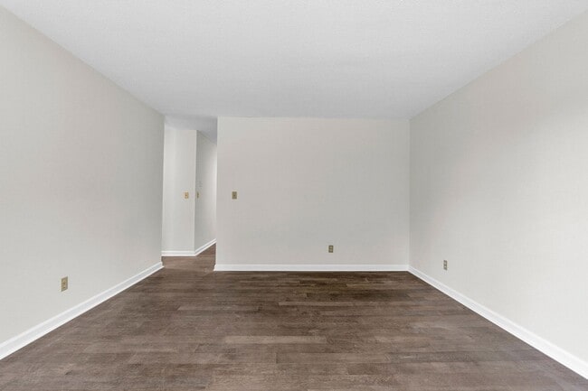 Building Photo - 3 bedroom renovated townhome!
