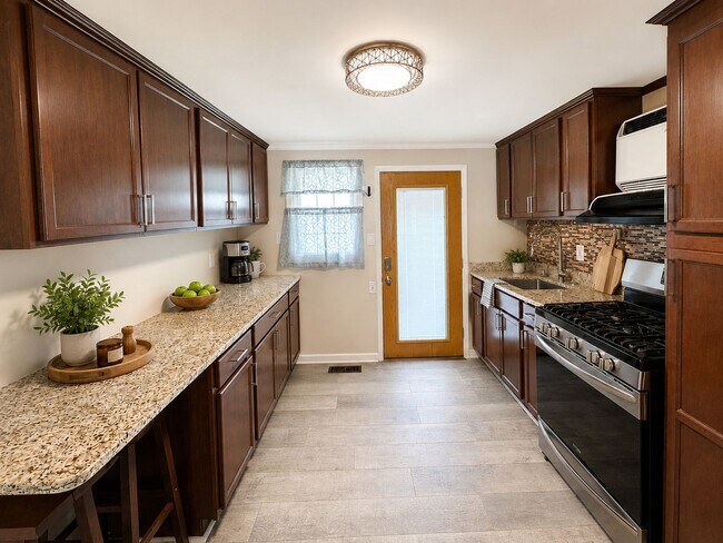 Foto del edificio - 2-Bedroom Burlington Home with Finished Basement, Backyard and Garage