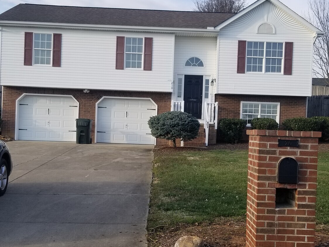 Primary Photo - 210 Crystal Springs Cir