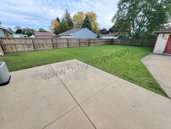 Building Photo - Great Location!