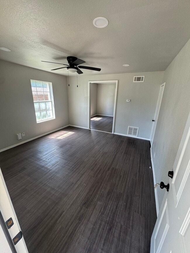 Building Photo - 514 N Ash Ave