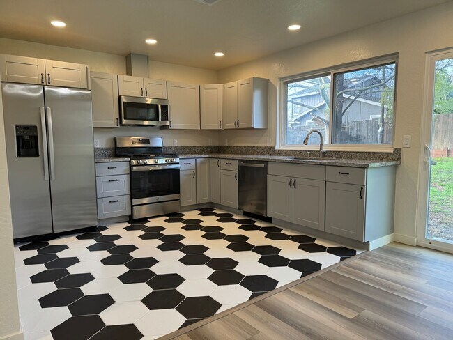 Building Photo - Nicely updated home in Roseville with larg...