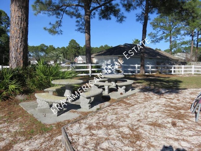 Foto del edificio - Home overlooking a pond