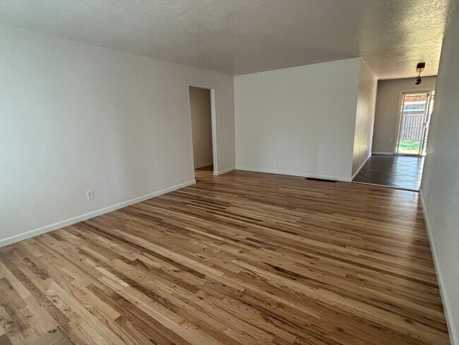 Foto del edificio - 7912 N Dwight Ave