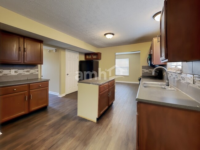 Foto del edificio - 6351 Hollingsworth Dr