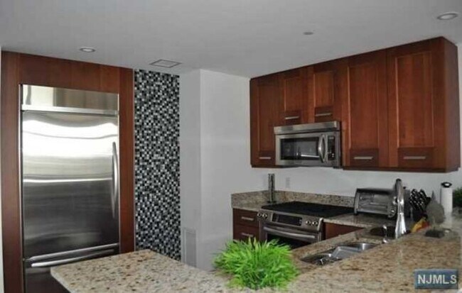 Foto del edificio - 8100 River Rd