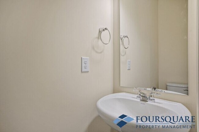 Foto del edificio - End-unit Townhouse | Sunroom | Back Patio ...