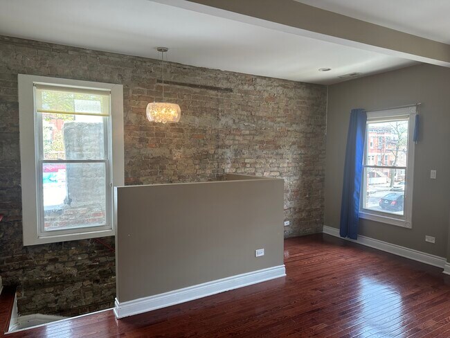 Building Photo - 2302 S Oakley Ave