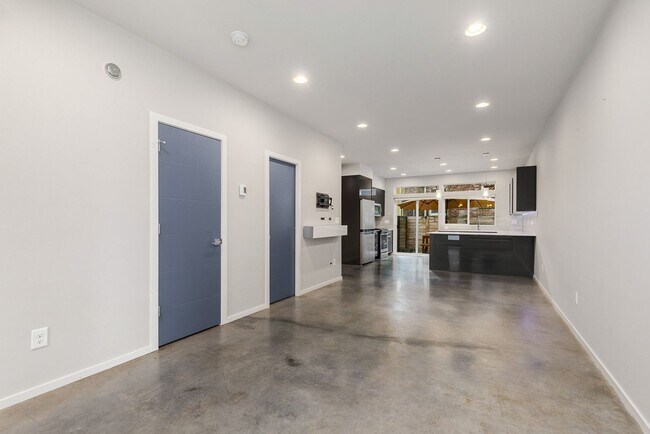 Foto del edificio - Newer 3 Bed 2.5 Bath Townhouse Close to Downtown