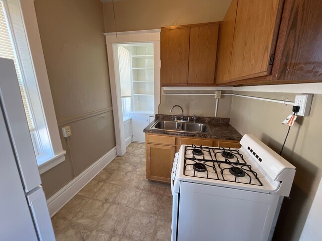 Building Photo - 469 Herschel St
