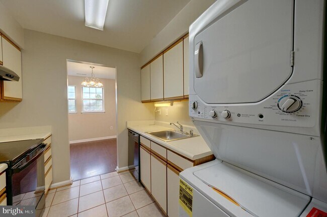 Foto del edificio - 8343 Montgomery Run Rd