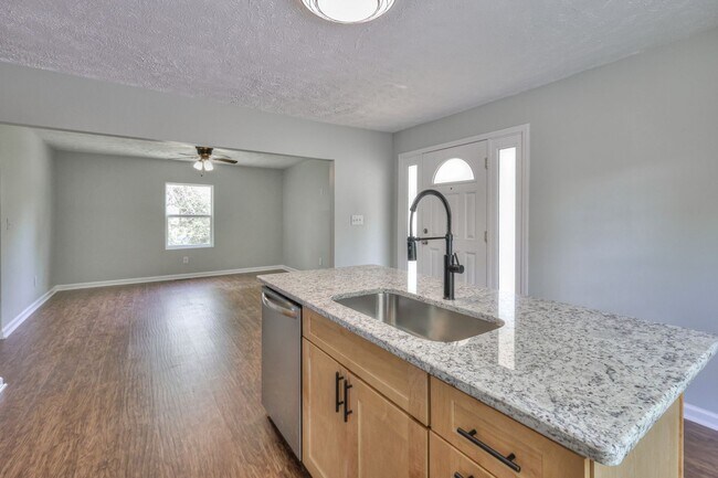 Building Photo - Fully Renovated 3 Bed 1 Bath Near Downtown...