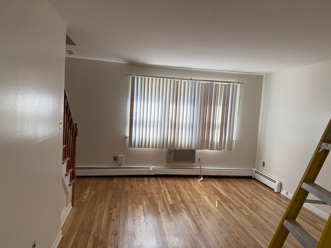 Building Photo - 722 Throggs Neck Expy