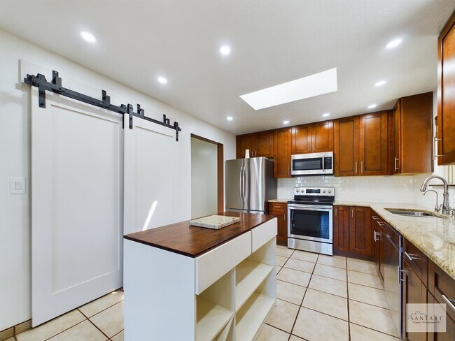 Foto del edificio - Single Level, single family home with gara...