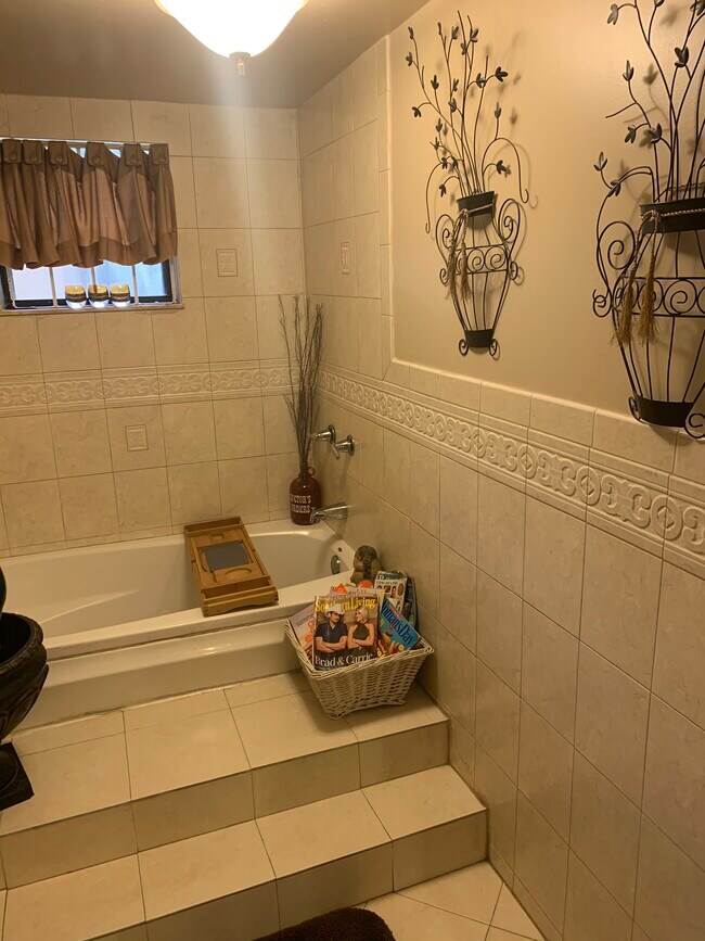 Bañera de matemáticas con chorros - 17121 NW 44th Ave
