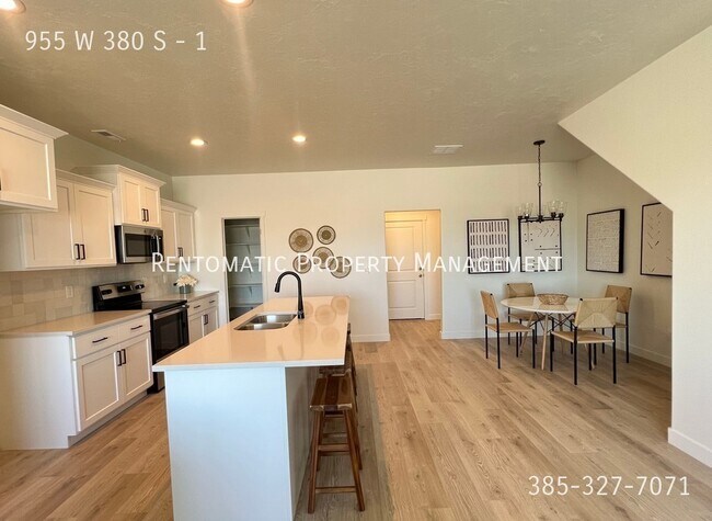 Building Photo - 955 W 380 S