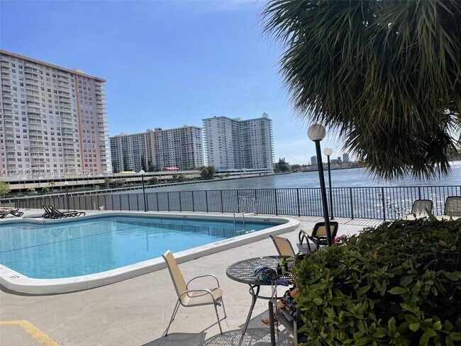 Foto del edificio - 17600 N Bay Rd