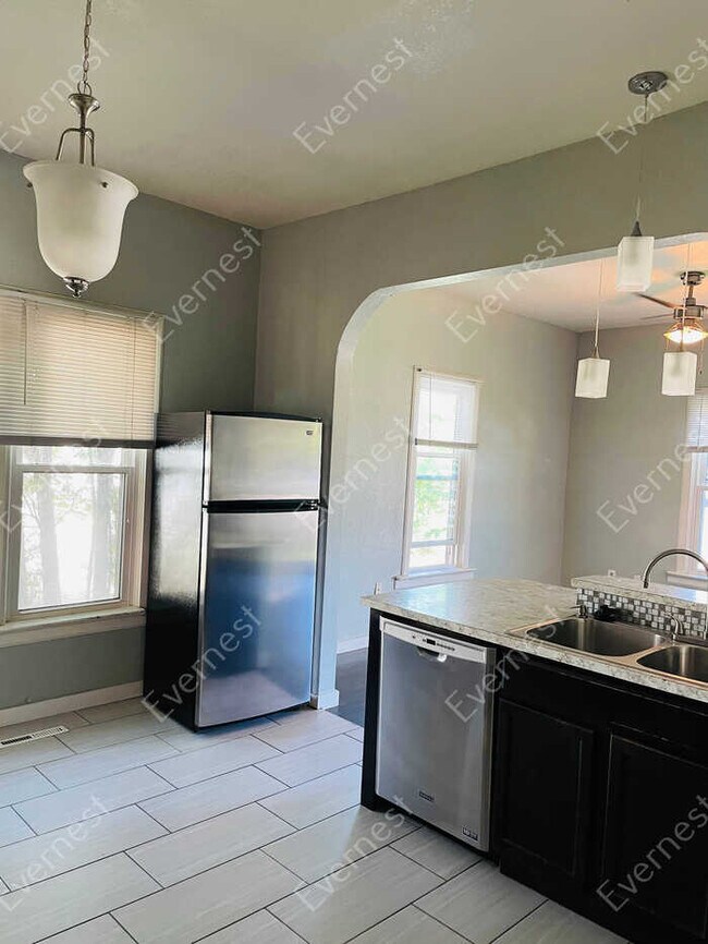 Foto del edificio - 2-Bed/1-Bath House Charming Home with Fenced Yard/ Available Soon!