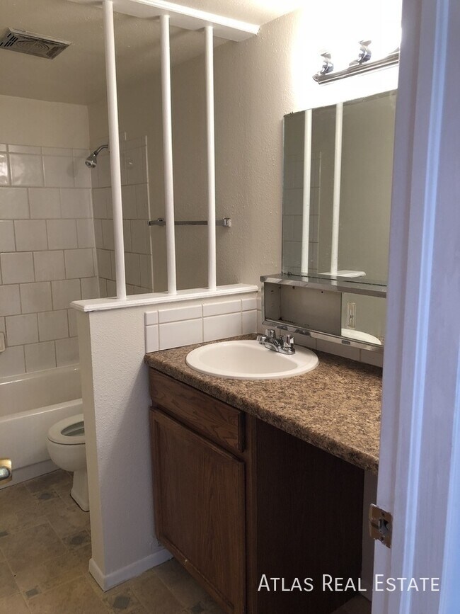 Photo - 1017 Delaware Dr Apartment