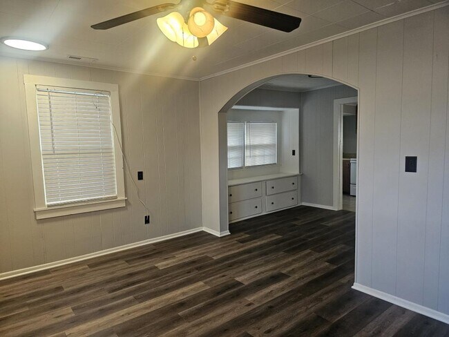 Foto del edificio - 630 N Poplar St