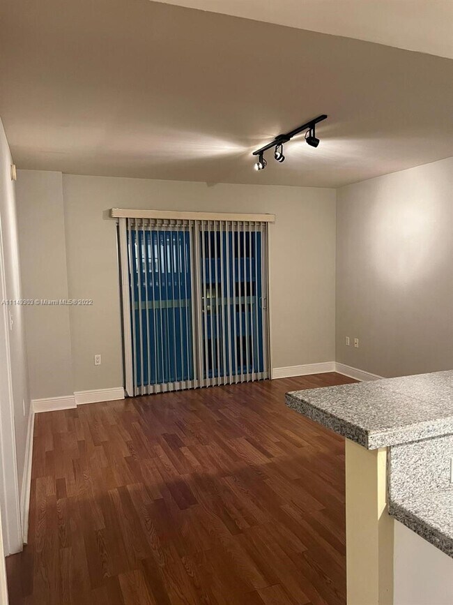 Foto del edificio - 2740 SW 28th Ter