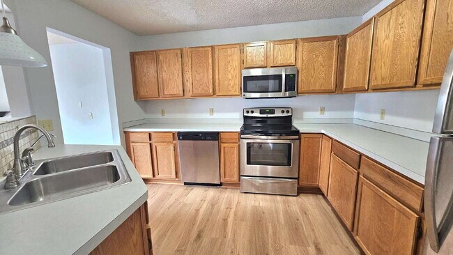 Foto del edificio - Charming 2-Bed Townhouse Retreat on Harriet Ave  available now.