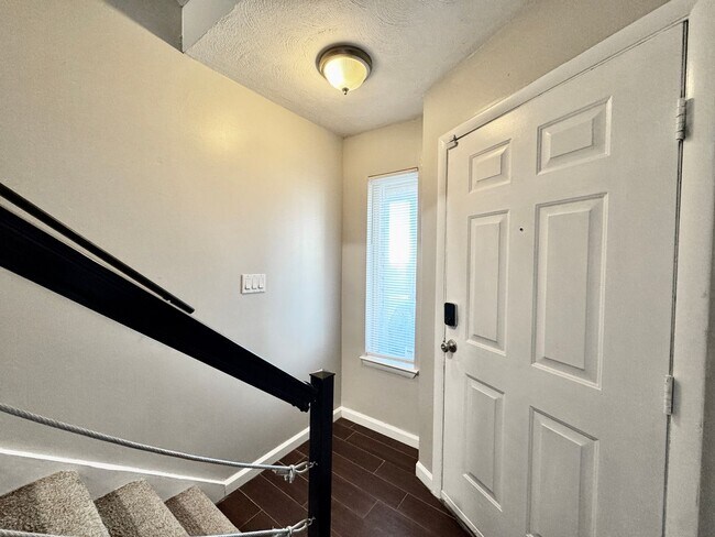 Foto del edificio - Freshly painted & Available NOW! Tri-Level...