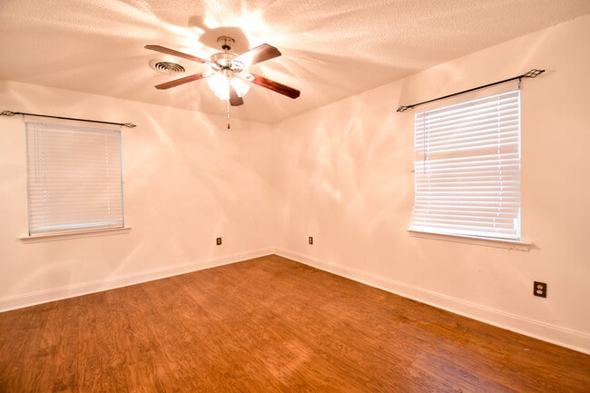 Foto del edificio - 3834 Brookwood Dr