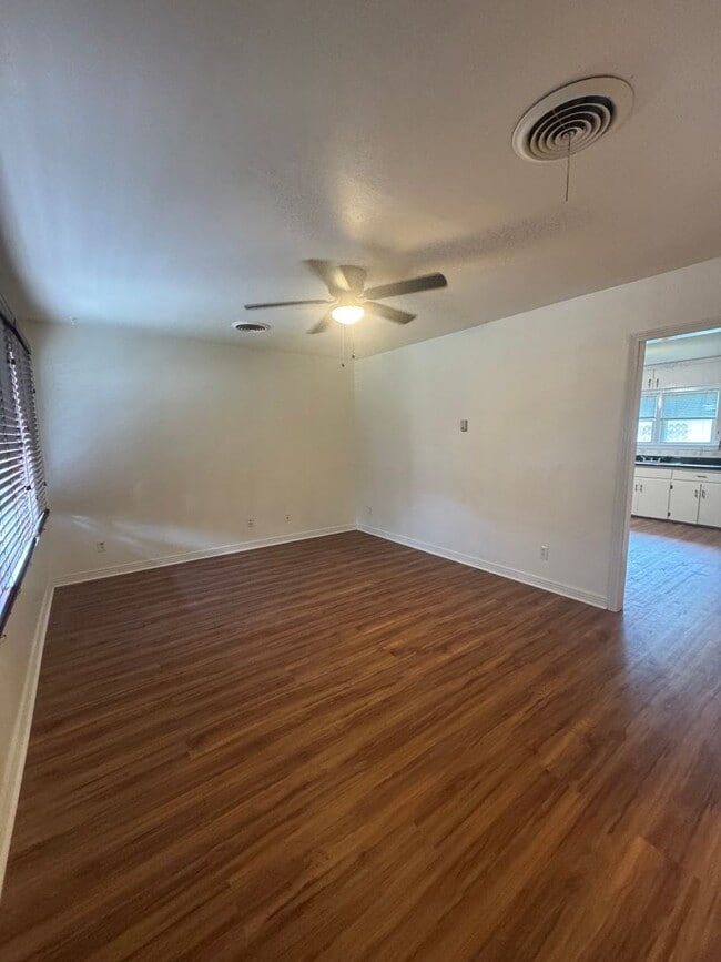 Building Photo - Located Avondale!!! 2/1 CH/A